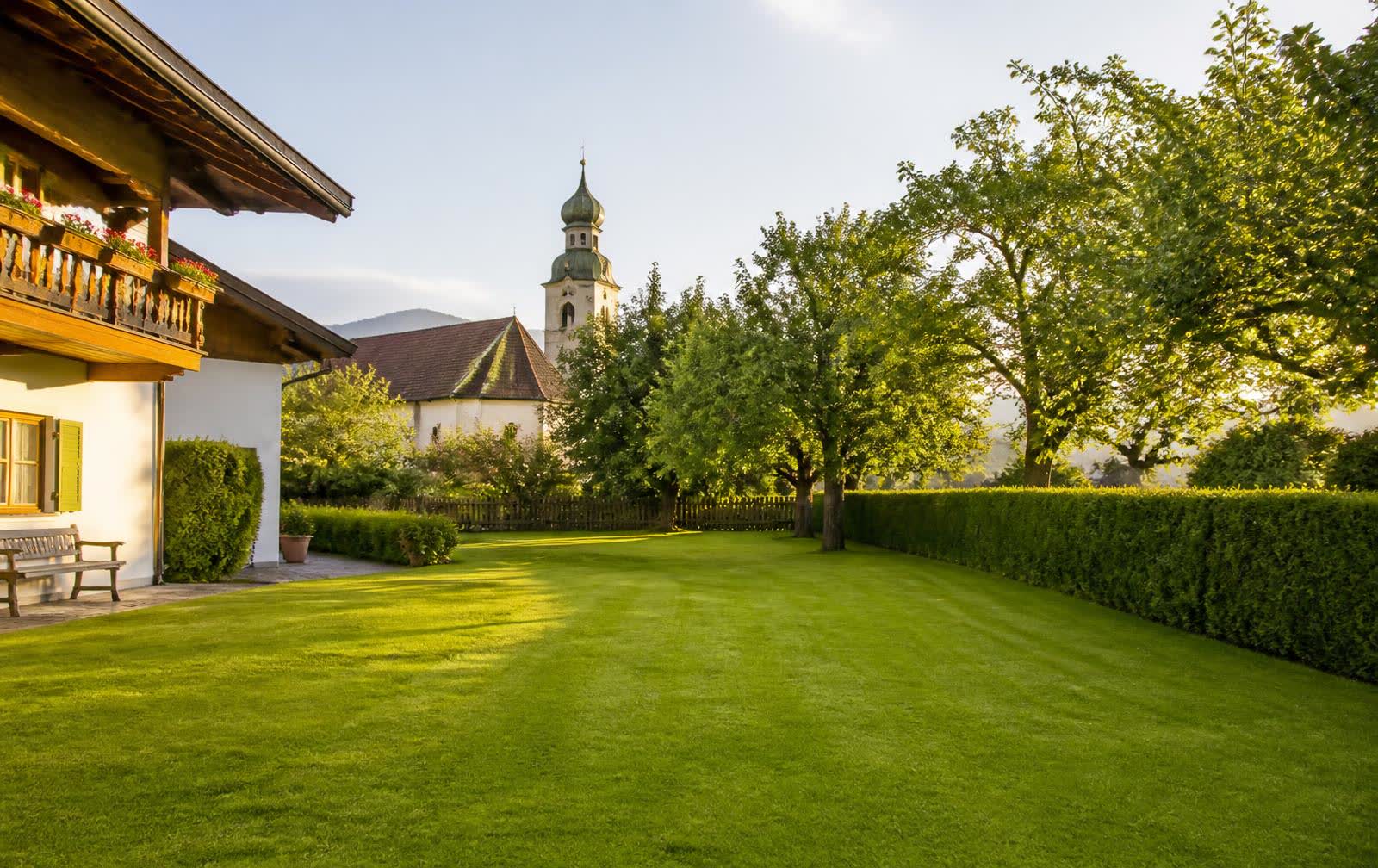 Frisch gemähter Rasen und sauber geschnittene Hecke in einem gepflegten Garten bei Lohr am Main